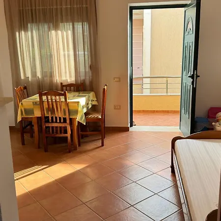 Amel's Comfortable Family Near أوريكوم